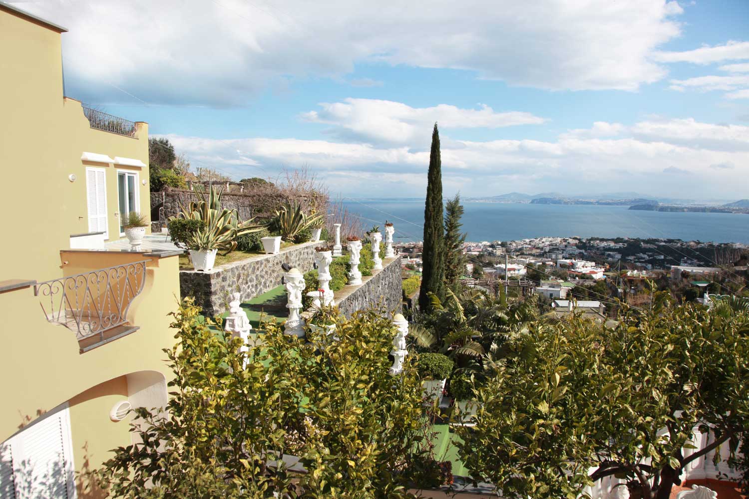 l’isola di Procida, il golfo di Napoli e il Vesuvio