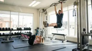 Due persone si allenano in palestra eseguendo esercizi per gli addominali bassi