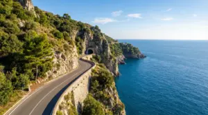 Strada panoramica lungo la Costiera Amalfitana con mare e scogliera a picco