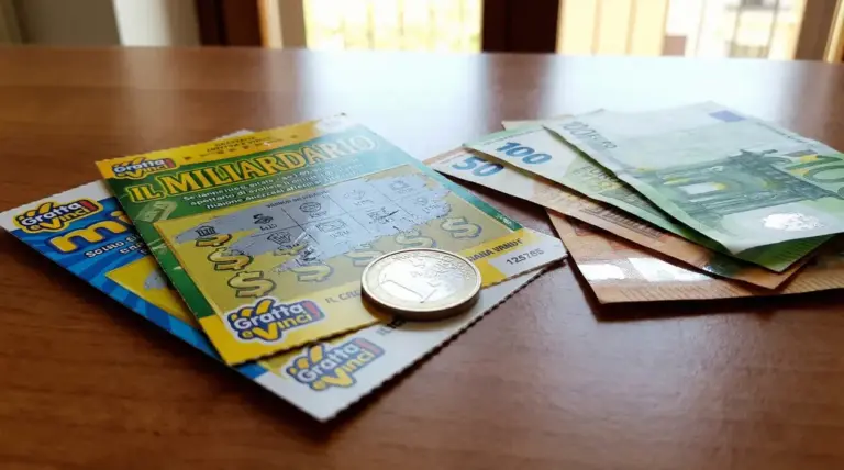 Biglietti del Gratta e Vinci e banconote in euro su un tavolo